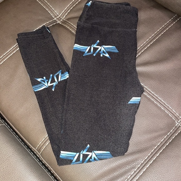 LULAROE “ONESIZE” faded black leggings blue & white USA logo. - Picture 5 of 6